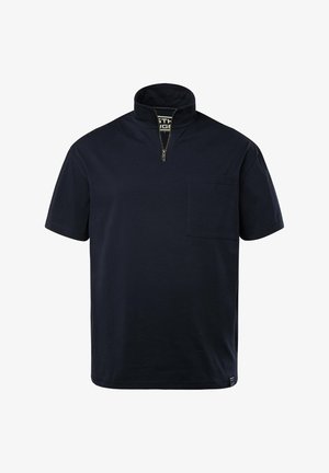 Laivastonsininen lyhythihainen polo-paita, jossa on korkea kaulus, puolivetskari ja yksi rintatasku. Sileä tekstuuri ja klassinen malli.