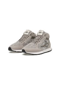 Sneakers alta grigie con tomaia morbida e texture, dettagli in pelliccia, asole rinforzate e suola in gomma nera a contrasto.