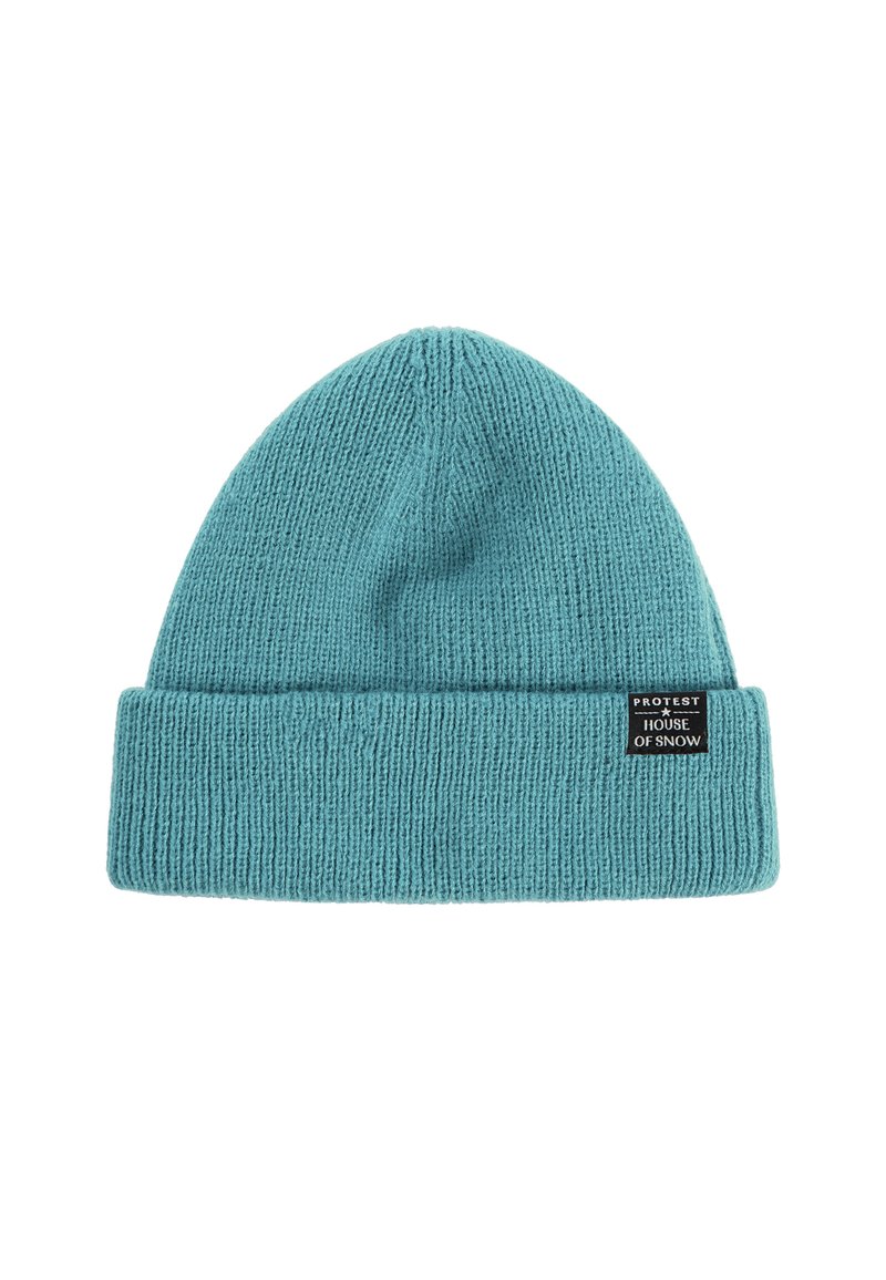 Gebreide beanie in teal met een opgevouwen omslag. Heeft een gestructureerd ribbelpatroon en een zwart label met witte tekst aan de zijkant.