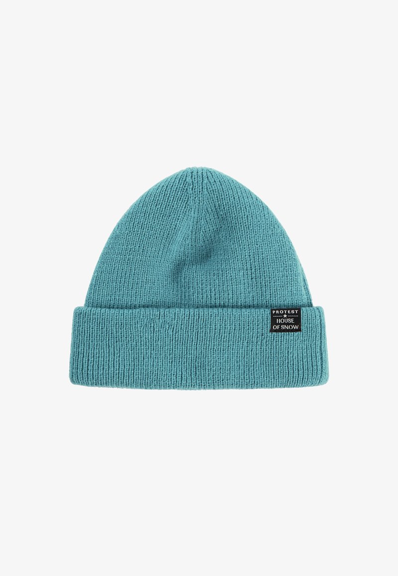 Gebreide beanie in teal met een opgevouwen omslag. Heeft een gestructureerd ribbelpatroon en een zwart label met witte tekst aan de zijkant.