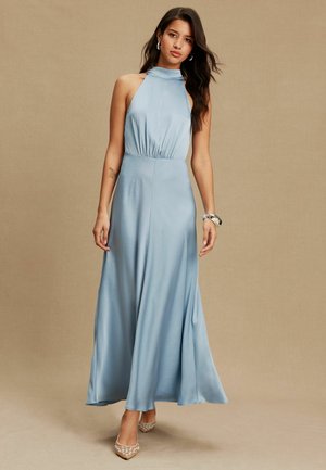 Hellblaues Maxikleid mit Neckholder, plissiertem Oberteil und fließendem Rock. Glatter Stoff mit dezentem Glanz, kombiniert mit verzierten, hautfarbenen High Heels.