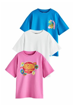 Drei T-Shirts mit kurzen Ärmeln und Rundhalsausschnitt in Blau mit einem Bananenmotiv, schlichtem Weiß und Pink mit bunten Fruchtmarkt-Emblemen.