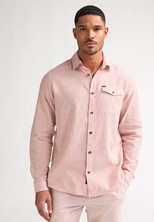 Gestreiftes Langarmhemd in Hellrosa mit durchgehender Knopfleiste und Brusttasche. Es hat eine lockere Passform und eine weiche Textur.