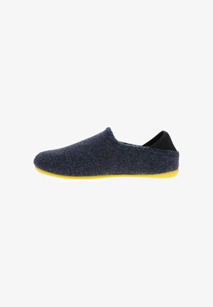 Chaussons en feutre de laine bleu foncé avec une semelle en caoutchouc jaune. Design à enfiler avec un talon bas, texture lisse et doublure intérieure douce noire.