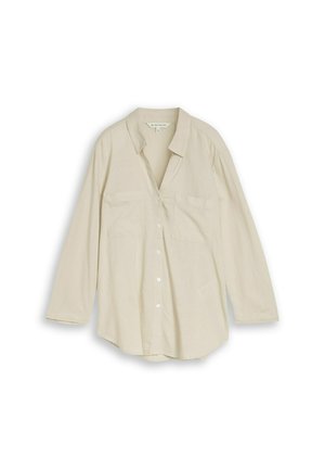 Chemise beige à manches longues avec col et deux poches poitrine, présentée à plat sur fond blanc.