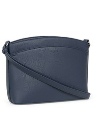 Borsa a tracolla in pelle blu scuro con superficie testurizzata, parte superiore curva e tracolla regolabile. Presenta un design minimalista e un branding sottile.