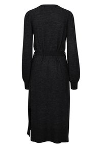 Abito nero a maglia a maniche lunghe con retro a bottoni, vita con cintura e polsini a coste, caratterizzato da uno spacco laterale e una texture liscia.