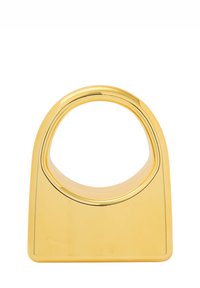 Guldfarvet metalringholder med en glat, skinnende overflade. Har en firkantet base og en rund åbning foroven. Rene linjer og minimalistisk design.