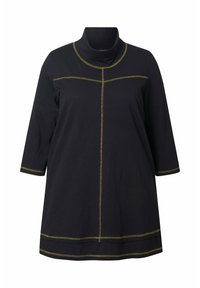 Zwarte top met hoge hals, driekwart mouwen en gele stiksels langs verticale en horizontale naden. Zachte, textuurstof.