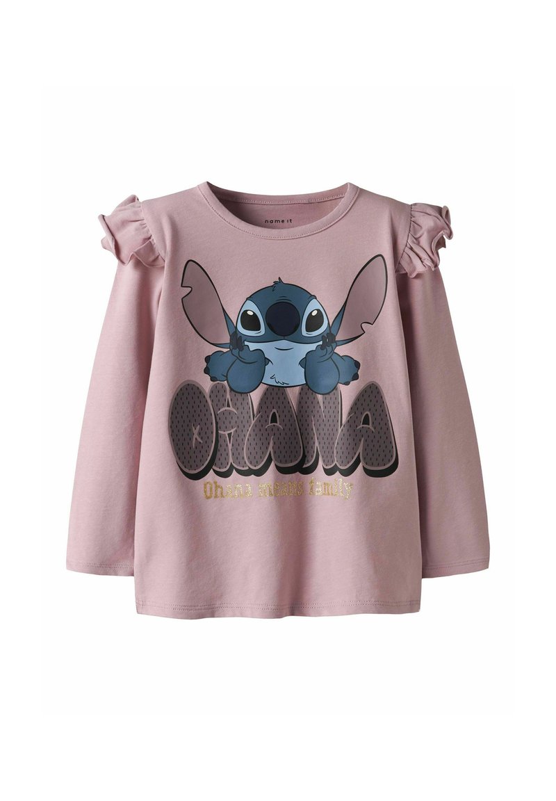 Różowa bawełniana koszula z długim rękawem z falbaniastymi akcentami na ramionach, z postacią z kreskówki oraz napisem "Ohana oznacza rodzinę" napisanym pogrubioną czcionką.