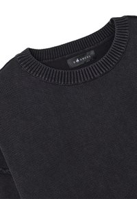 Schwarzer, gestrickter Pullover mit Rundhalsausschnitt, gerippten Bündchen und glatter Textur. Enthält das Markenzeichen mit dem "B ANGEL" Etikett innen.