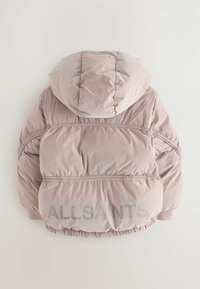 Puffig rosa jacka med huva, med sömmar och elastiska ärmslut. Baksidan har en diskret logotyp vid nederkanten. Mjuk textur.