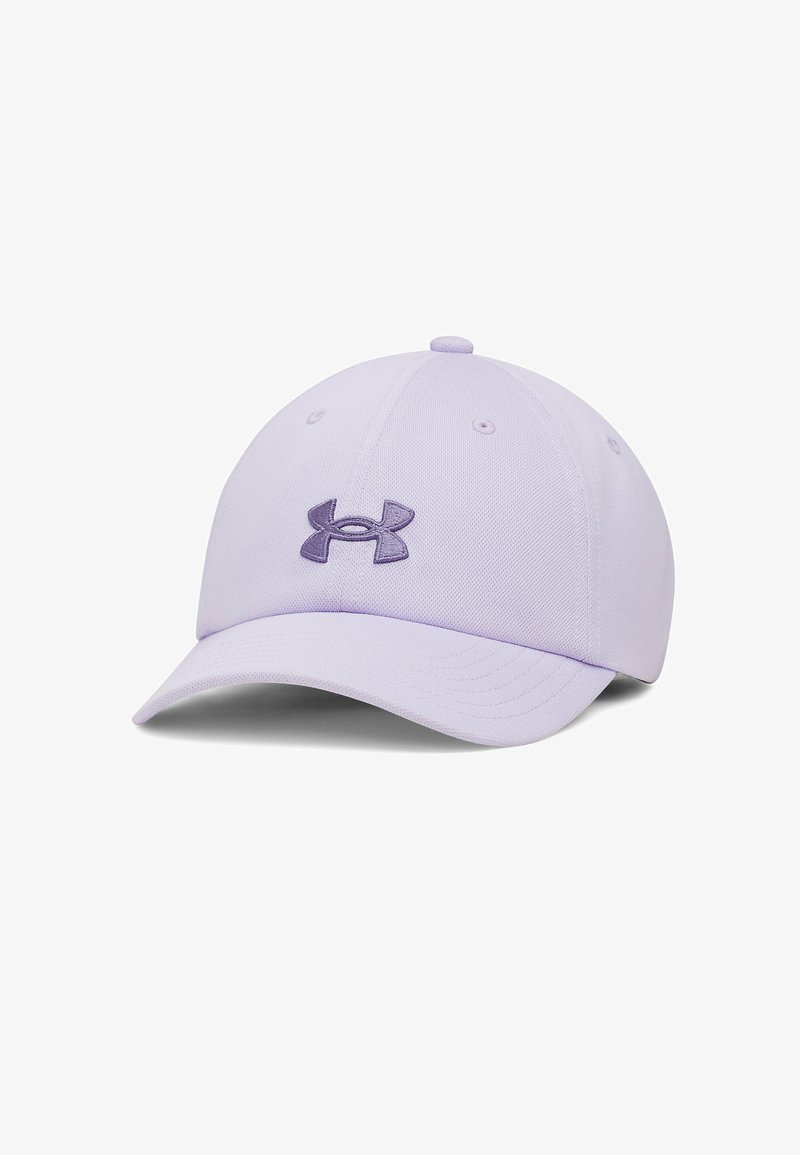 Casquette de baseball violet clair avec visière incurvée et logo Under Armour violet foncé brodé au centre avant.
