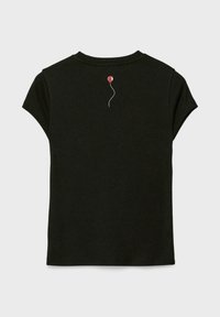 Czarny t-shirt z krótkim rękawem z małym czerwonym balonikiem i białą sznurkiem, umieszczony w centralnej części górnej części pleców, poniżej dekoltu.