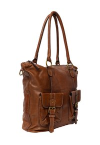 Borsa tote in pelle marrone con due tasche frontali, dettagli in metallo dorato e doppi manici. Le cuciture aggiungono texture e struttura.