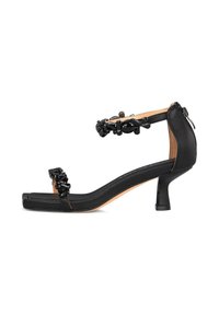 Sandalias de tacón alto negras con punta abierta, parte superior de cuero texturizado, acentos decorativos de gemas negras en la correa del tobillo y un elegante tacón cuadrado.