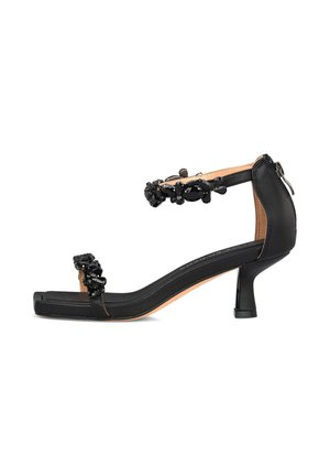 Sandalias de tacón alto negras con punta abierta, parte superior de cuero texturizado, acentos decorativos de gemas negras en la correa del tobillo y un elegante tacón cuadrado.