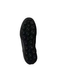 Suola di scarpa sportiva nera con tacchetti rotondi, materiale in gomma e superficie texturizzata per una migliore aderenza. Dettagli includono piccole aperture circolari.