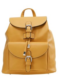 Sac à dos en cuir jaune avec poche avant et fermetures à rabat sécurisées par des boucles argentées et un cordon.