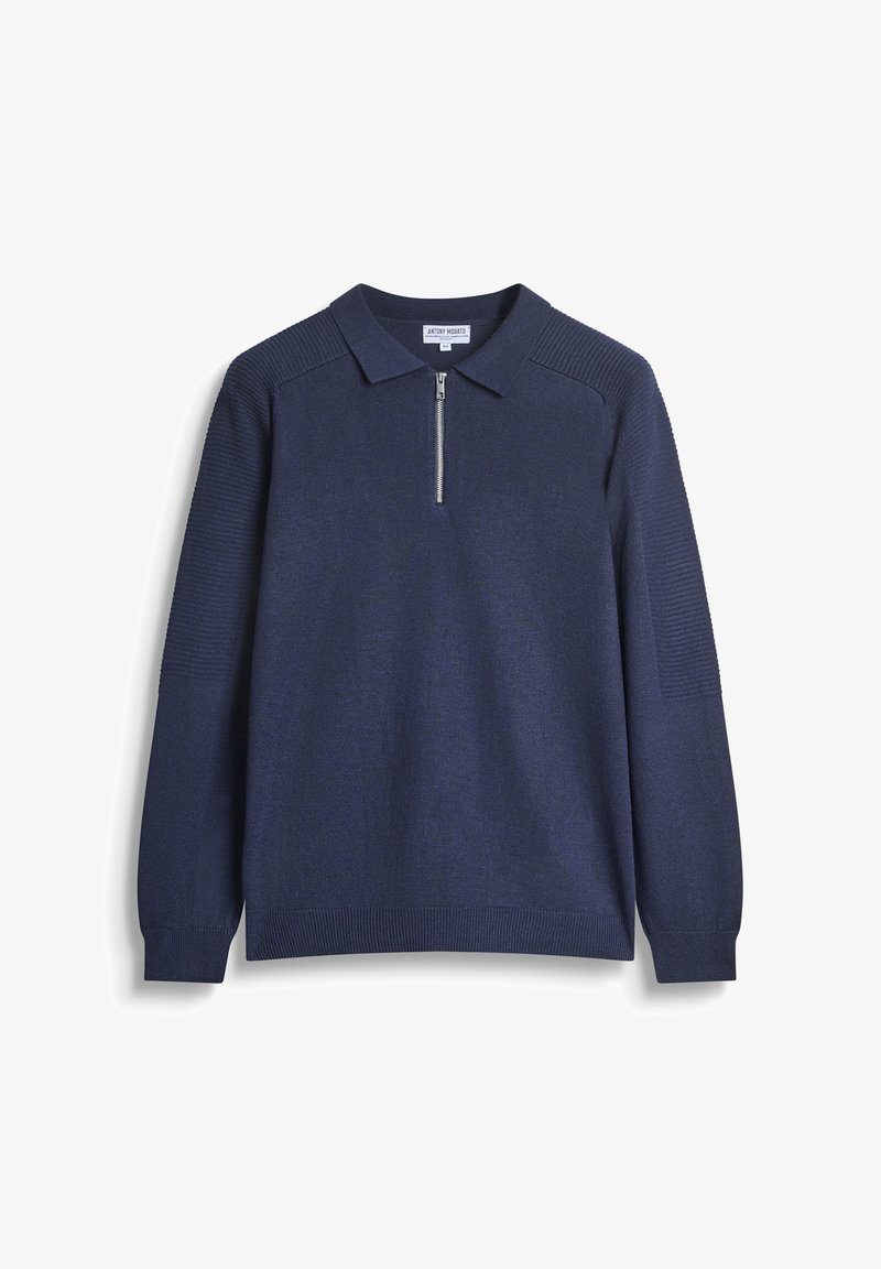 Tamno plavi džemper s dugim rukavima, pleten s rebrastim ramenima i rukavima, polu-zip prednjim dijelom i ovratnikom.