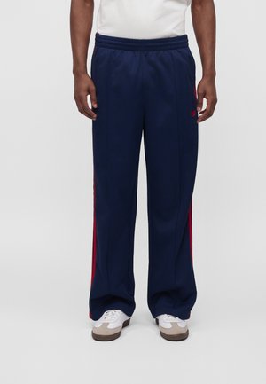 adidas Originals, FIREBIRD LOOSE TRACK PANTS UNISEX - Дънки с широк крачол - night indigo/better scarlet