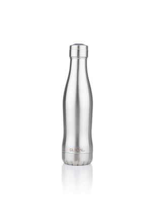 Botella de agua aislada de acero inoxidable con tapa de rosca y la marca "GLACIAL", colocada de pie sobre una superficie blanca reflectante.