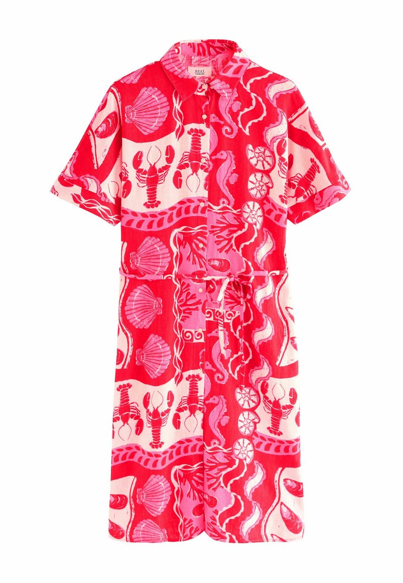Abito camicia rosso a motivi con aragoste, conchiglie e motivi acquatici, con bottone frontale, maniche corte e cintura in vita.