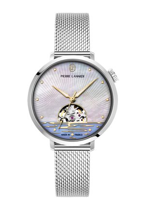 Srebrny zegarek na bransolecie z siateczki z tarczą z masy perłowej, złotymi wskazówkami, wzorem typu promienisty, otwartym mechanizmem koła zębatego przy godzinie 6 oraz logo „Pierre Lannier”.