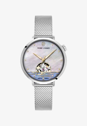 Reloj de pulsera con correa de malla plateada, esfera de nácar, manecillas doradas, patrón de rayos de sol, engranaje abierto cerca de las 6 en punto y logotipo "Pierre Lannier".