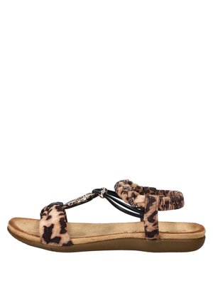 Flache Sandale mit Leopardenmuster-Stoffriemen, schwarzen elastischen Bändern, einem dekorativen silbernen Anhänger und einer gepolsterten hellbraunen Sohle.