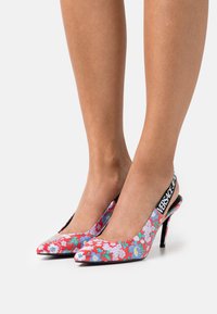 Versace Jeans Couture SCARLETT MAIN  - Saltos clássicos - red/mutli-coloured