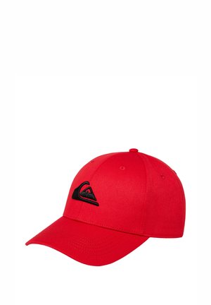 Červená bavlněná baseballová čepice s zakřiveným kšiltem, nastavitelným popruhem a černým vyšitým logem na přední straně. Hladký povrch, bez viditelných vzorů.