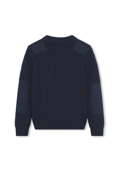 Marineblauwe trui met een textuur breipatroon, geribbelde halslijn en manchet, voorzien van schouder- en elleboogpatches in een gladde stof.