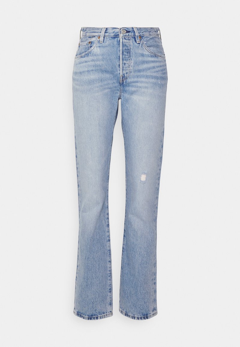 Jeans de mezclilla azul claro de campana con cintura alta, que cuentan con un bolsillo frontal y un detalle desgastado en la pierna derecha. Diseño clásico de cinco bolsillos.