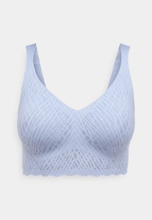 Helles blauer BH aus einem strukturierten, dehnbaren Stoff mit einem subtilen Muster. Er hat breite Träger und einen gewellten Saum. Ohne Bügel.