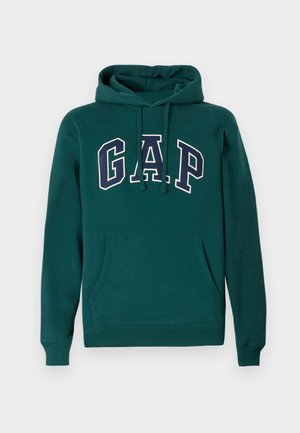 Tumši zaļš kapucis no kokvilnas maisījuma, ar lielu baltu un jūras zilu "G.A.P." logo, priekšējo kanguru kabatu un aukliņu kapuci.