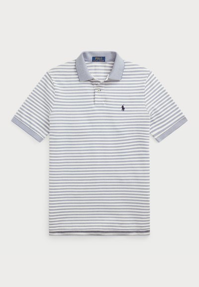 Polo shirt rayé en gris clair et marine, avec un col, des manches courtes et un petit logo brodé sur la poitrine.