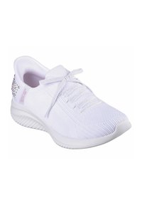 Zapatilla deportiva blanca con parte superior de punto, diseño texturizado, cordones y detalles de strass en el talón. Suela ligera con forma curvada.