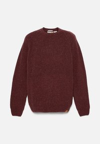 Pull en laine tricotée rouge foncé avec texture côtelée, manches longues, col rond, et étiquette logo Timberland sur l'ourlet inférieur.