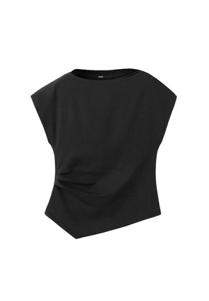 Blouse noire asymétrique à manches courtes avec un col bateau et un subtil détail drapé sur le côté gauche devant.
