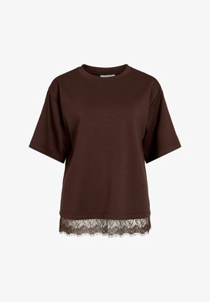 Rudos spalvos trumpomis rankovėmis marškinėliai su raukiniais apatinėje dalyje, demonstruojami ant balto fono.