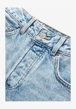 Pantalones cortos de mezclilla de color azul claro con un acabado desvaído, remaches de cobre y cierre de botón metálico. La tela tiene una textura suave con costuras visibles.