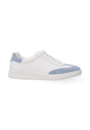 Hvide lædersneakers med lyseblå suede-detaljer, rund tå, snørelukning og en tekstureret gummisål. Rent, minimalistisk design.