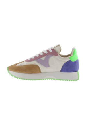 Zapatillas con un upper de material mixto que presenta ante marrón, cuero morado y sintético blanco. Suela de goma verde y cuello acolchado.