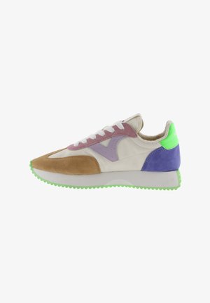 Zapatillas con un upper de material mixto que presenta ante marrón, cuero morado y sintético blanco. Suela de goma verde y cuello acolchado.