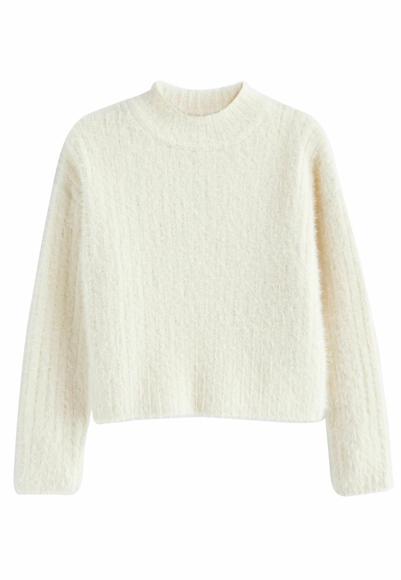 Pull en maille duveteuse couleur crème avec manches longues et col rond, présentant une texture subtilement côtelée.