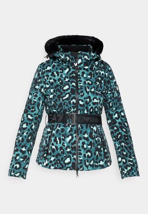 Leopardenmuster-Jacke in Türkis und Schwarz, mit einem gefütterten Kapuzenrand aus Fell, Reißverschluss und einem breiten schwarzen Gürtel mit Logo-Detail.