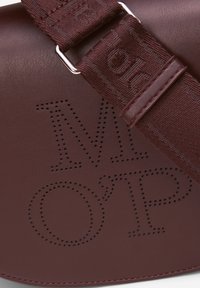 Marc O'Polo Umhängetasche - dark ruby