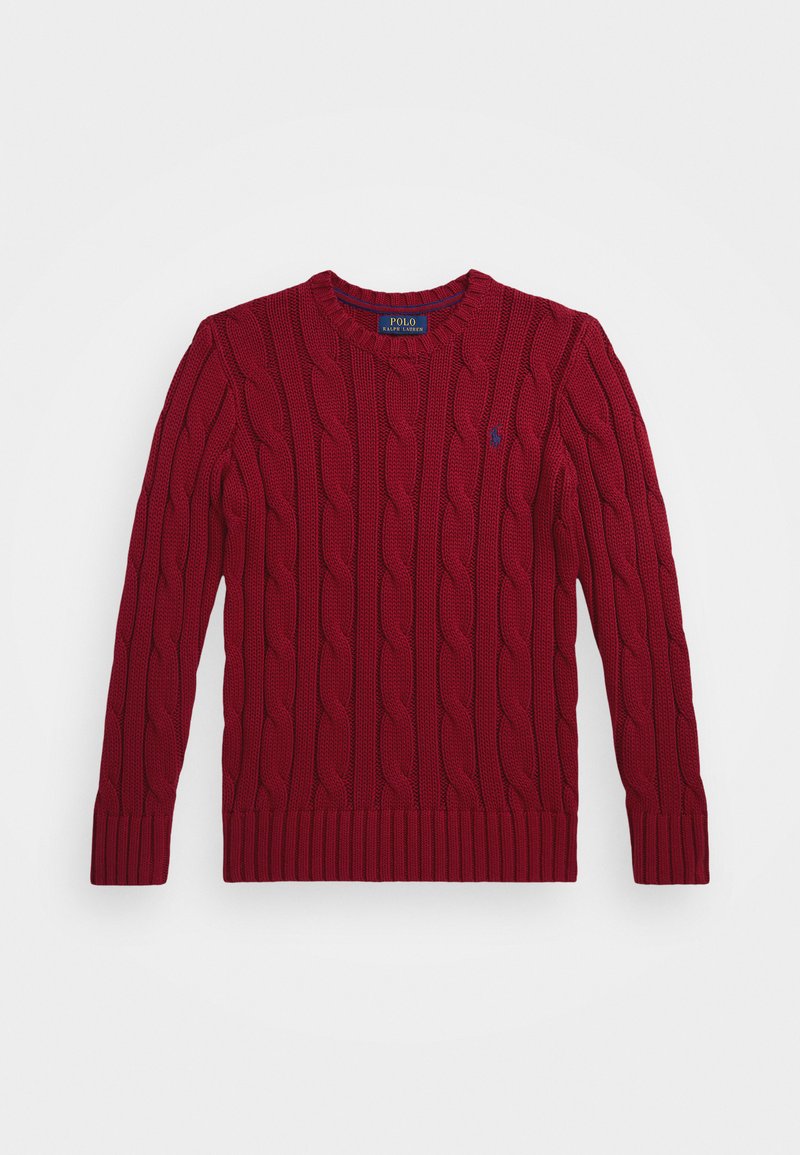 Suíter vermelho em malha, com padrão de trança, punhos e barra canelados, e um pequeno logótipo azul no lado esquerdo do peito. Decote redondo.