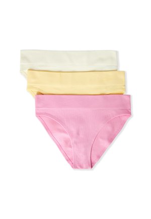 Tres pares de ropa interior de algodón estilo bikini en blanco, amarillo pálido y rosa, apilados sobre un fondo blanco.